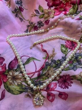 Vintage Faux Pearl Necklace with Sparkly Crystal Pendant Gold Tone